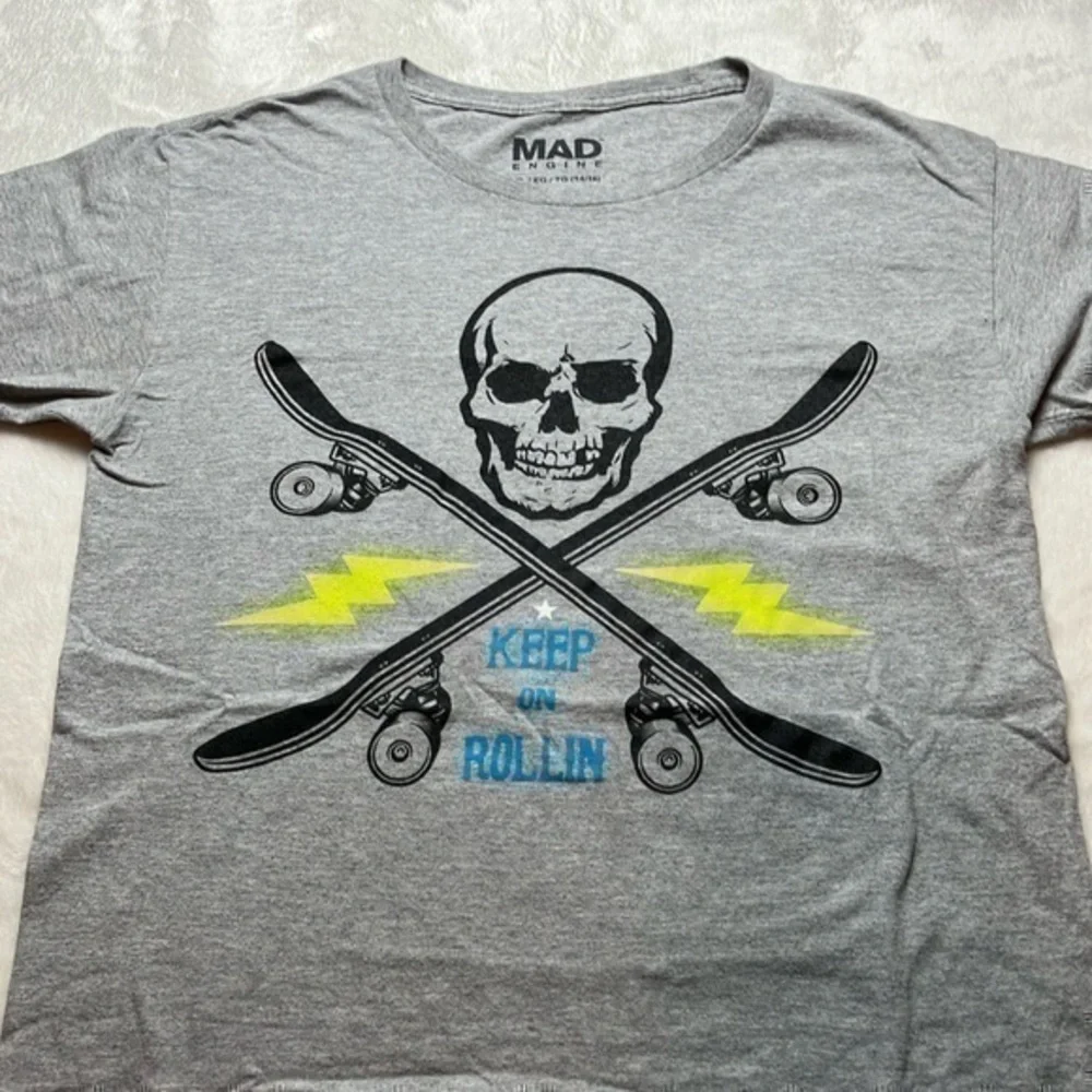 Mad Engine Youth XL Gray Graphic Skull Skater Keep Rollin Short Sleeve T-Shirt